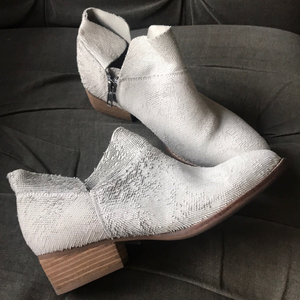 Seychelles grey/white textured leather booties